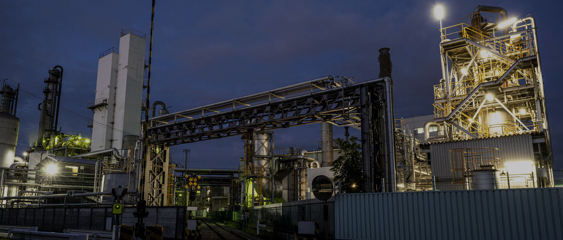 Ingeniero de PID Control relevando un analizador de proceso en una planta industrial